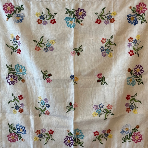 Embroidered floral linen square - Picture 2 of 10